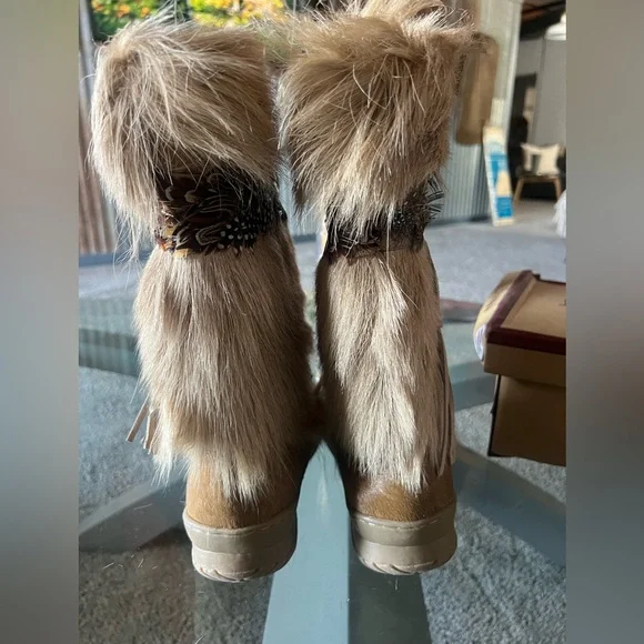 BearPaw Womens Boots Sz 8 KOLA Calf Sheep Skin Goat Fur Feathers Camel Mid-Calf - Picture 5 of 9